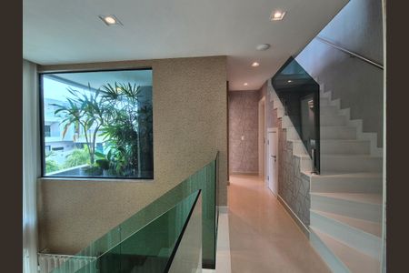 Casa de condomínio à venda com 426m², 5 quartos e 2 vagas Casa de condomínio à venda com 426m², 5 quartos e 2 vagasEscada