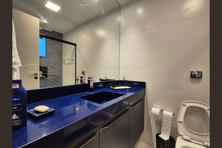 Casa de condomínio à venda com 426m², 5 quartos e 2 vagas Casa de condomínio à venda com 426m², 5 quartos e 2 vagasBanheiro da Suíte 1