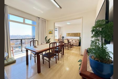 Apartamento à venda com 142m², 4 quartos e 2 vagas Apartamento à venda com 142m², 4 quartos e 2 vagasSala de Jantar