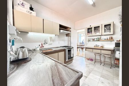 Apartamento à venda com 142m², 4 quartos e 2 vagas Apartamento à venda com 142m², 4 quartos e 2 vagasCozinha