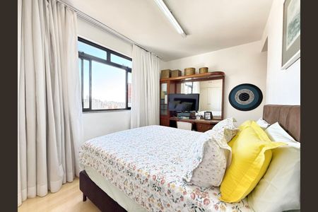 Apartamento à venda com 142m², 4 quartos e 2 vagas Apartamento à venda com 142m², 4 quartos e 2 vagasSuíte