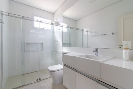 Casa para alugar com 380m², 4 quartos e 6 vagas Casa para alugar com 380m², 4 quartos e 6 vagasBanheiro da Suíte 1