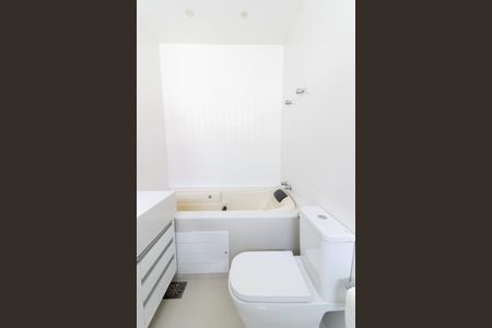 Casa para alugar com 380m², 4 quartos e 6 vagas Casa para alugar com 380m², 4 quartos e 6 vagasBanheiro da Suíte 4