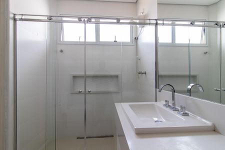 Casa para alugar com 380m², 4 quartos e 6 vagas Casa para alugar com 380m², 4 quartos e 6 vagasBanheiro da Suíte 4