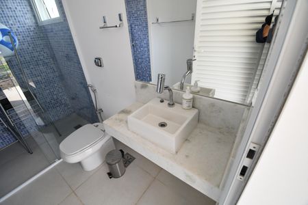 Casa de condomínio à venda com 620m², 5 quartos e 8 vagasBanheiro da Piscina