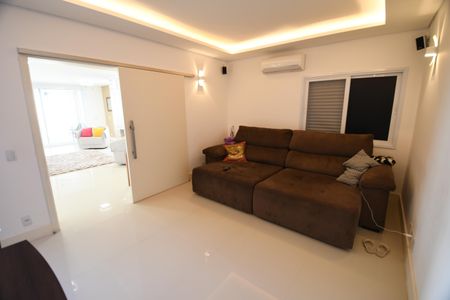 Casa de condomínio à venda com 620m², 5 quartos e 8 vagasSala de TV