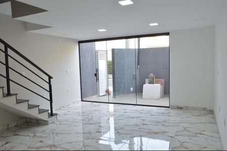Sala de casa de condomínio para alugar com 2 quartos, 89m² em Taquara, Rio de Janeiro