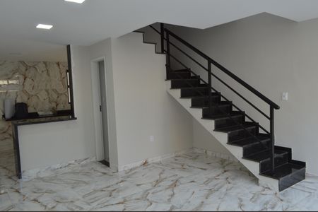 Sala de casa de condomínio para alugar com 2 quartos, 89m² em Taquara, Rio de Janeiro
