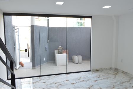 Sala de casa de condomínio para alugar com 2 quartos, 89m² em Taquara, Rio de Janeiro
