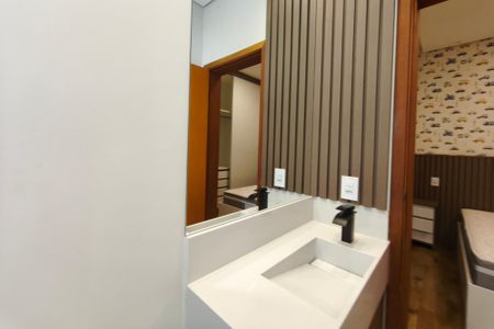 Casa de condomínio para alugar com 210m², 3 quartos e 4 vagas Casa de condomínio para alugar com 210m², 3 quartos e 4 vagasBanheiro da Suíte 2