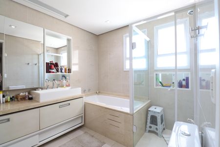 Apartamento à venda com 223m², 3 quartos e 4 vagasBanheiro da Suíte 1