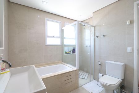 Apartamento à venda com 223m², 3 quartos e 4 vagasBanheiro da Suíte 1