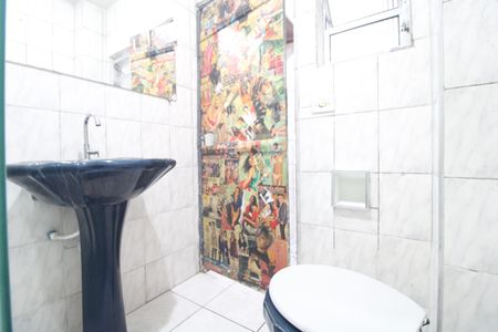 Banheiro de casa para alugar com 2 quartos, 60m² em Jardim Guanhembu, São Paulo