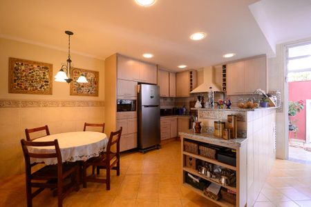 Casa à venda com 260m², 3 quartos e 2 vagas Casa à venda com 260m², 3 quartos e 2 vagasCozinha