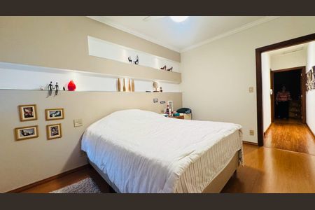 Casa à venda com 215m², 4 quartos e 3 vagas Casa à venda com 215m², 4 quartos e 3 vagasQuarto