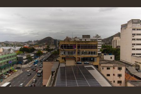 Vista Sala de apartamento à venda com 2 quartos, 64m² em Centro, Niterói