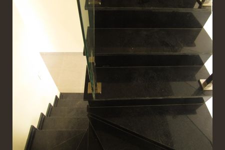 Casa à venda com 150m², 3 quartos e 2 vagasEscada