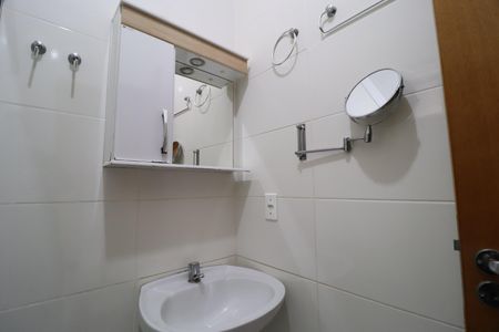 Banheiro Social de apartamento para alugar com 2 quartos, 55m² em Jardim Holanda, Uberlândia