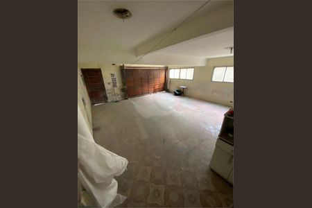 Casa à venda com 3 quartos, 259m² em Vila Bertioga, São Paulo