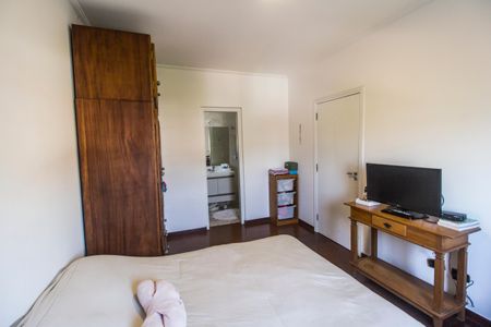 Casa de condomínio à venda com 573m², 4 quartos e 4 vagas Casa de condomínio à venda com 573m², 4 quartos e 4 vagasSuíte