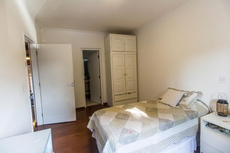 Casa de condomínio à venda com 573m², 4 quartos e 4 vagas Casa de condomínio à venda com 573m², 4 quartos e 4 vagasSuíte 2