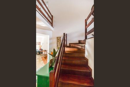 Casa de condomínio à venda com 573m², 4 quartos e 4 vagas Casa de condomínio à venda com 573m², 4 quartos e 4 vagasEscada