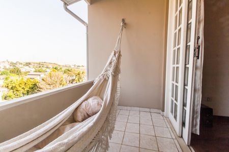 Casa de condomínio à venda com 573m², 4 quartos e 4 vagas Casa de condomínio à venda com 573m², 4 quartos e 4 vagasVaranda