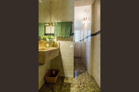 Casa de condomínio à venda com 573m², 4 quartos e 4 vagas Casa de condomínio à venda com 573m², 4 quartos e 4 vagasLavabo