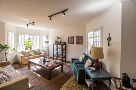 Casa de condomínio à venda com 573m², 4 quartos e 4 vagas Casa de condomínio à venda com 573m², 4 quartos e 4 vagasSala