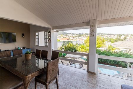 Casa de condomínio à venda com 573m², 4 quartos e 4 vagas Casa de condomínio à venda com 573m², 4 quartos e 4 vagasÁrea gourmet