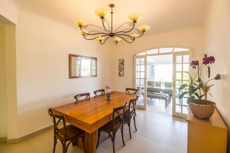 Casa de condomínio à venda com 573m², 4 quartos e 4 vagas Casa de condomínio à venda com 573m², 4 quartos e 4 vagasSala de Jantar