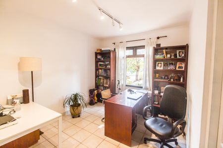 Casa de condomínio à venda com 573m², 4 quartos e 4 vagas Casa de condomínio à venda com 573m², 4 quartos e 4 vagasEscritório