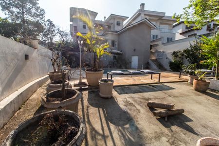 Casa de condomínio à venda com 573m², 4 quartos e 4 vagas Casa de condomínio à venda com 573m², 4 quartos e 4 vagasQuintal