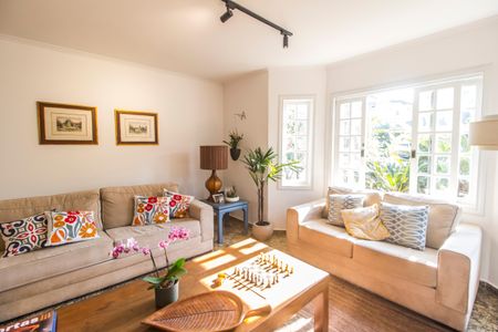 Casa de condomínio à venda com 573m², 4 quartos e 4 vagas Casa de condomínio à venda com 573m², 4 quartos e 4 vagasSala