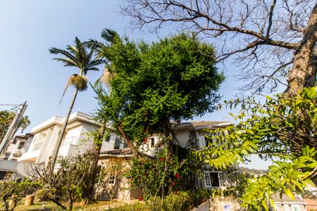 Casa de condomínio à venda com 573m², 4 quartos e 4 vagas Casa de condomínio à venda com 573m², 4 quartos e 4 vagasVista da Rua