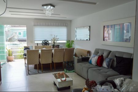Sala de casa de condomínio à venda com 4 quartos, 375m² em Jacarepaguá, Rio de Janeiro