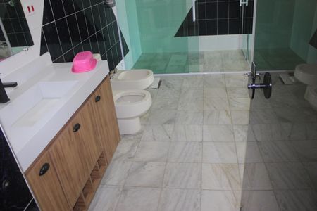 Casa à venda com 350m², 5 quartos e 3 vagasBanheiro da Suíte Master