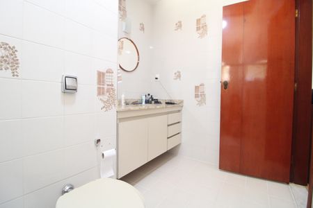 Casa à venda com 327m², 4 quartos e 4 vagasBanheiro da suíte 2