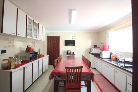 Casa à venda com 327m², 4 quartos e 4 vagasCozinha