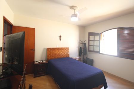 Casa à venda com 327m², 4 quartos e 4 vagasSuíte 2