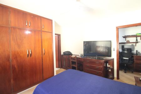 Casa à venda com 327m², 4 quartos e 4 vagasSuíte 2