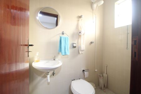 Casa à venda com 327m², 4 quartos e 4 vagasBanheiro de serviço 