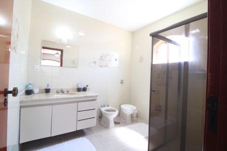 Casa à venda com 327m², 4 quartos e 4 vagasBanheiro da suíte 4