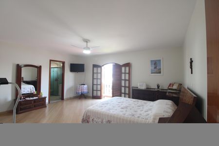 Casa à venda com 327m², 4 quartos e 4 vagasSuíte 1