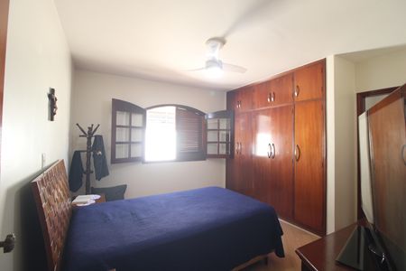 Casa à venda com 327m², 4 quartos e 4 vagasSuíte 2