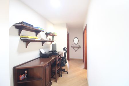 Casa à venda com 327m², 4 quartos e 4 vagasEscritório