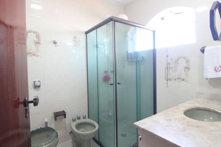 Casa à venda com 327m², 4 quartos e 4 vagasBanheiro da suíte 1