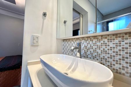 Apartamento à venda com 80m², 2 quartos e 3 vagas Apartamento à venda com 80m², 2 quartos e 3 vagasBanheiro da Suíte