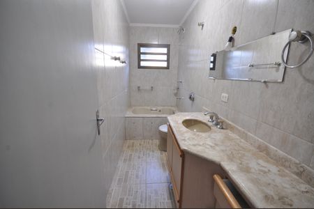 Casa para alugar com 370m², 4 quartos e 6 vagasBanheiro Social 2