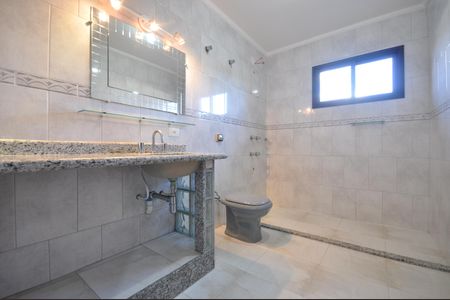 Casa para alugar com 370m², 4 quartos e 6 vagasBanheiro Social 1